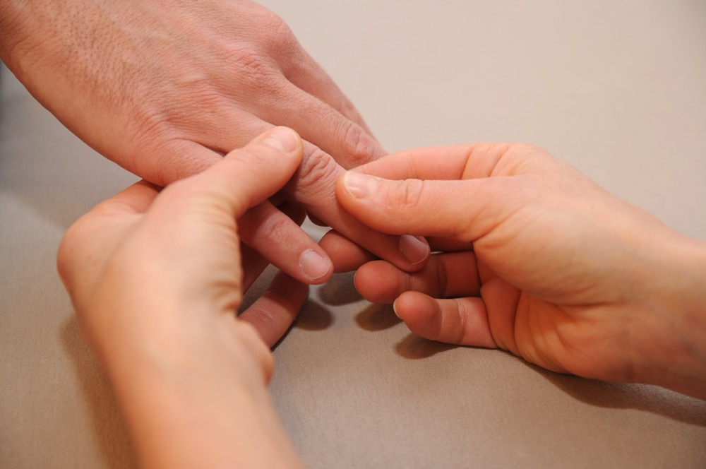 Junge liegend w&auml;hrend Behandlung am Kopf