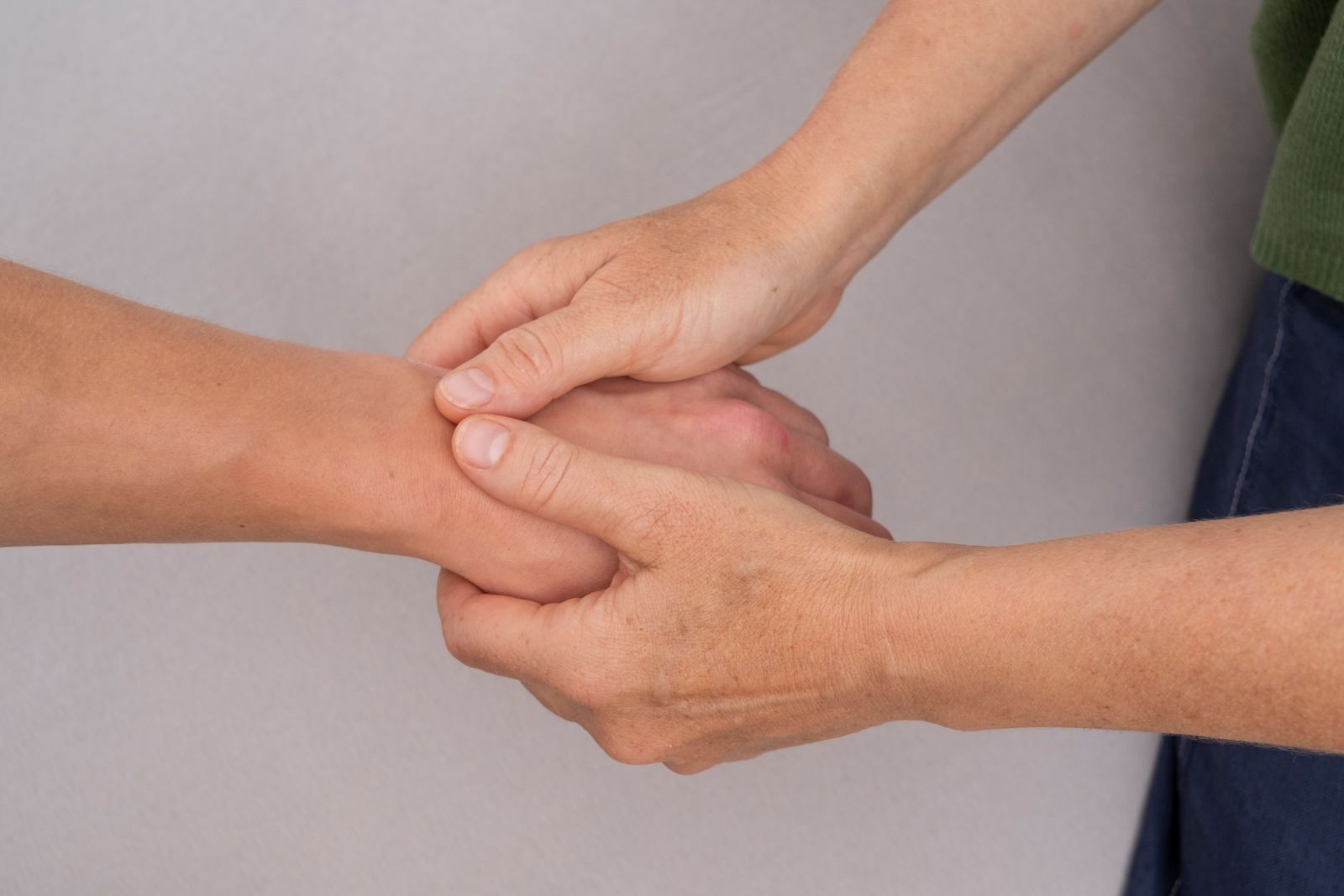 Junge liegend während Behandlung am Kopf