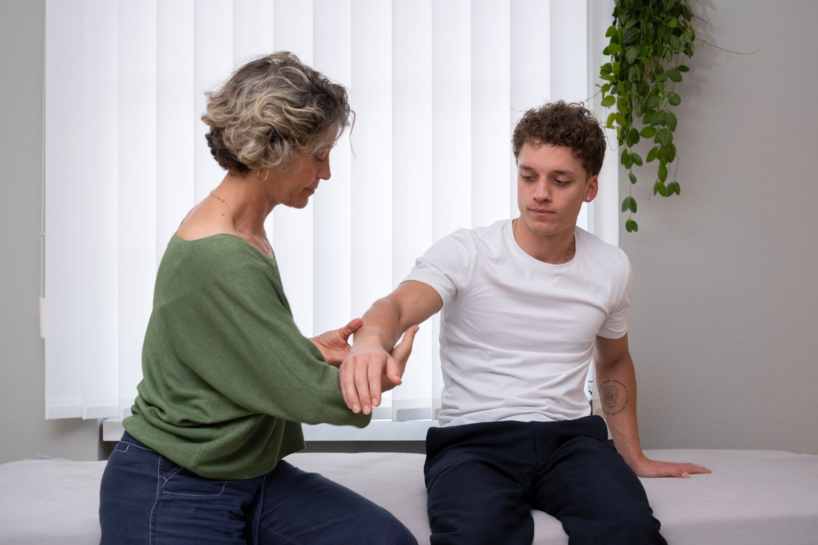 Junge liegend während Behandlung am Kopf