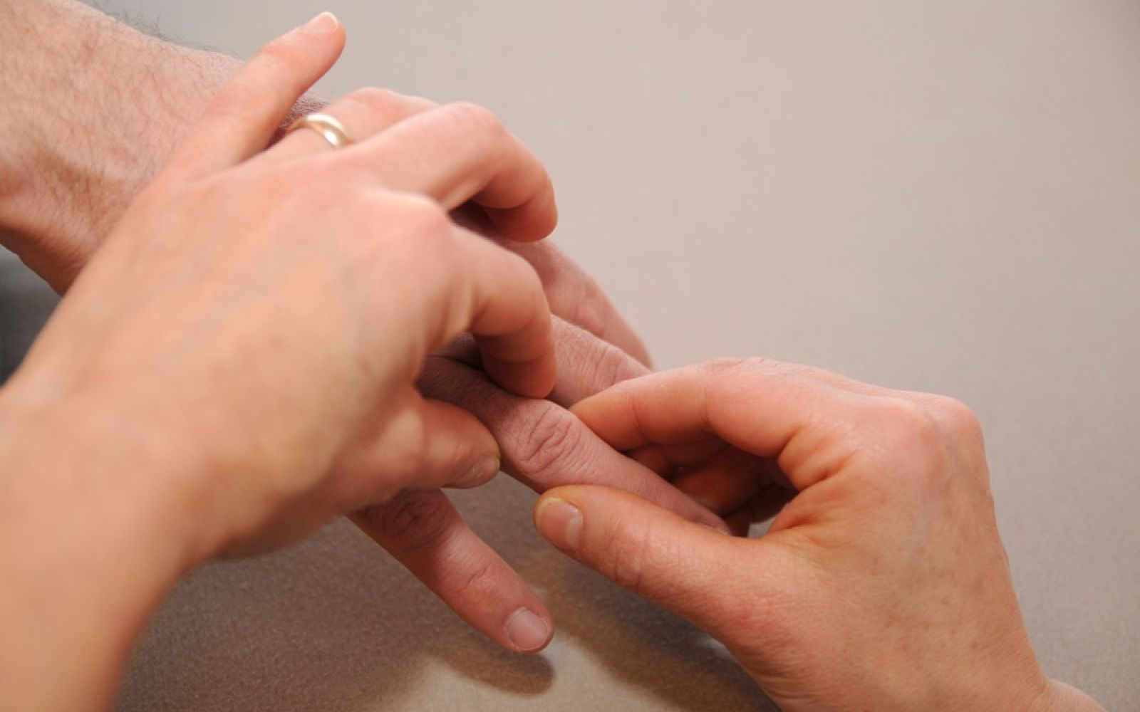 Therapeutin und Hand eines Patienten